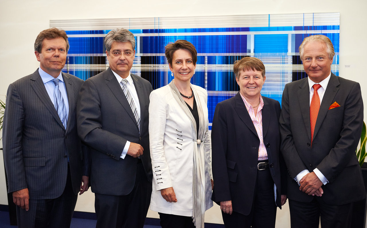 FEEI Präsidium: Das neue Präsidium des FEEI (v.r.n.l.): Dr. Kari Kapsch (COO Kapsch-Group Beteiligungs GmbH, FEEI-Obfrau-Stv.), Mag. Brigitte Ederer (FEEI-Obfrau), DI Dr. Sabine Herlitschka, MBA (Vorstandsvorsitzende Infineon Technologies Austria AG, FEEI