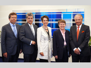 FEEI Präsidium: Das neue Präsidium des FEEI (v.r.n.l.): Dr. Kari Kapsch (COO Kapsch-Group Beteiligungs GmbH, FEEI-Obfrau-Stv.), Mag. Brigitte Ederer (FEEI-Obfrau), DI Dr. Sabine Herlitschka, MBA (Vorstandsvorsitzende Infineon Technologies Austria AG, FEEI